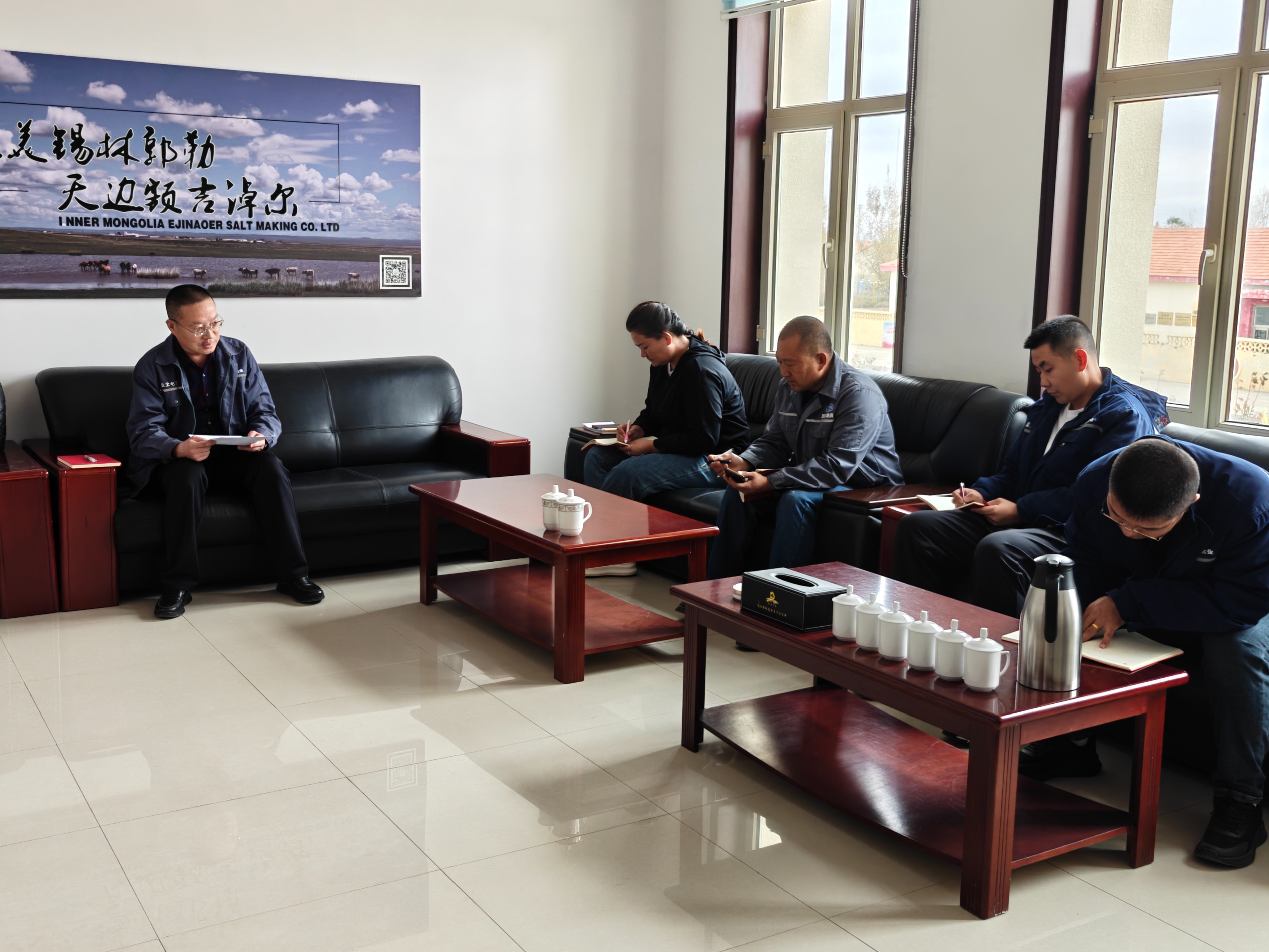 額鹽公司黨委委員、紀(jì)委書記與支委開展集體談心談話