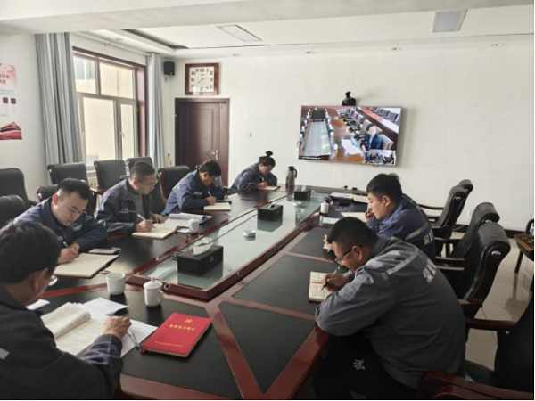 王臣旁聽指導(dǎo)額鹽公司黨委理論學(xué)習(xí)中心組擴大會議