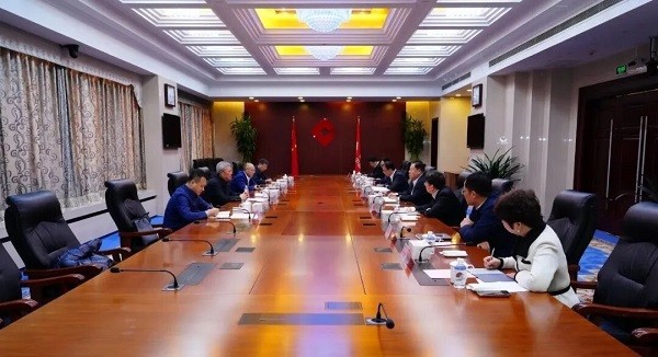 申兆軍會(huì)見蒙鹽集團(tuán)黨委書記、 董事長(zhǎng)袁肅一行